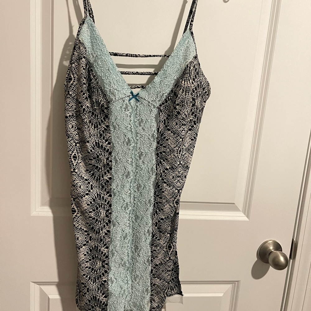 Cosmopolitan Size L Short Short Nightie. Black & White